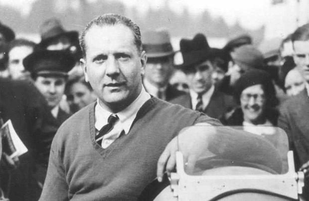 L’Anglais John Cobb bat un record de vitesse terrestre