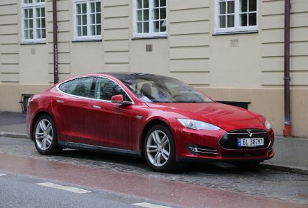 Est-ce que Tesla va survivre à l’offensive massive des grands constructeurs ?
