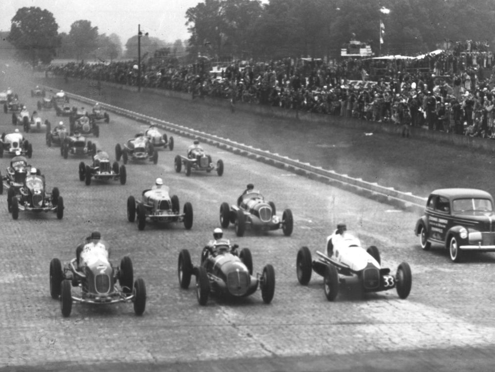 14 décembre 1909 – La dernière brique est installé sur le circuit d’Indianapolis