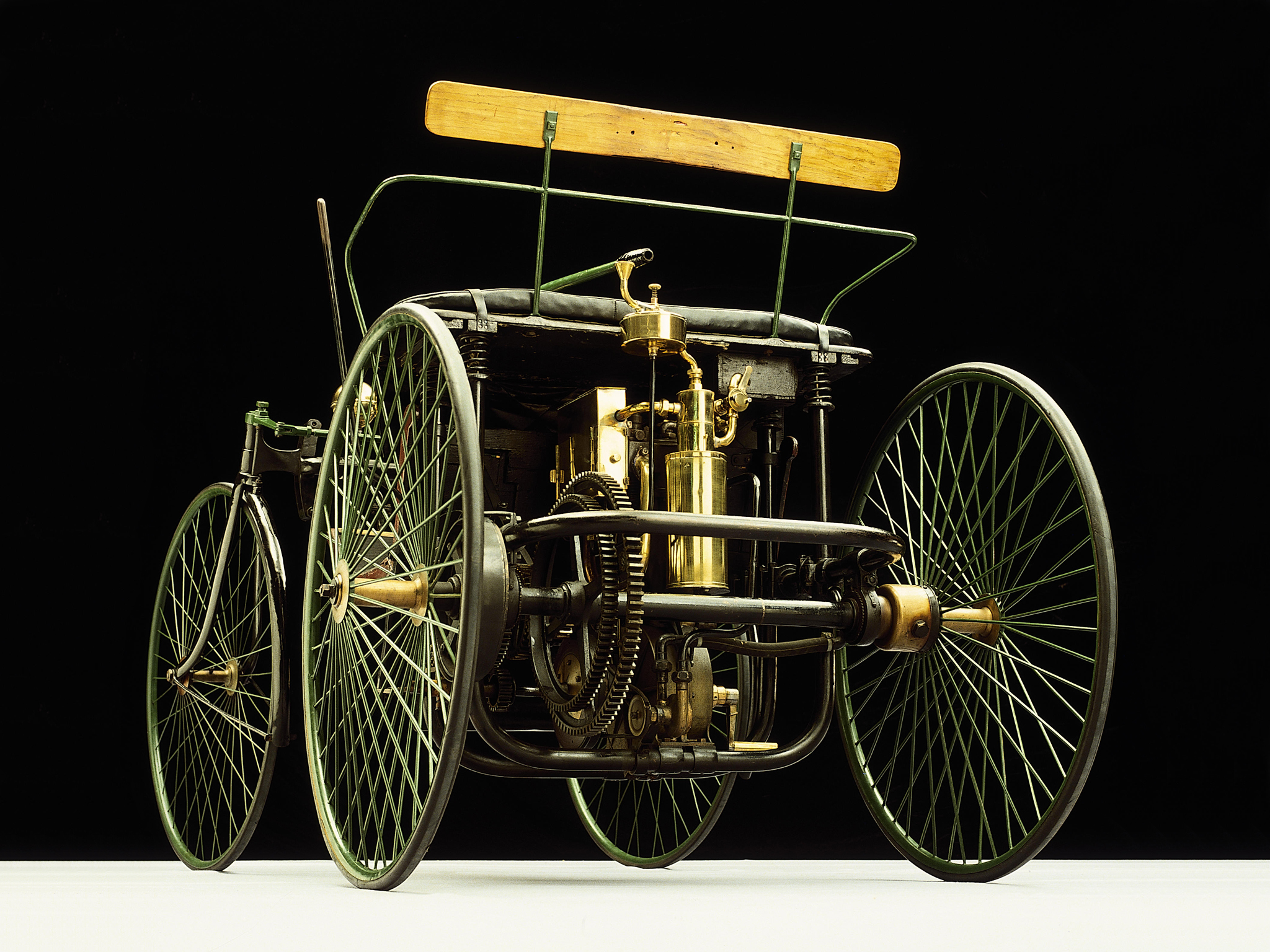 Первый автомобиль с двигателем сгорания. Daimler 1889. Автомобиль Даймлера 1889 год. Первый двигатель внутреннего сгорания Даймлер.