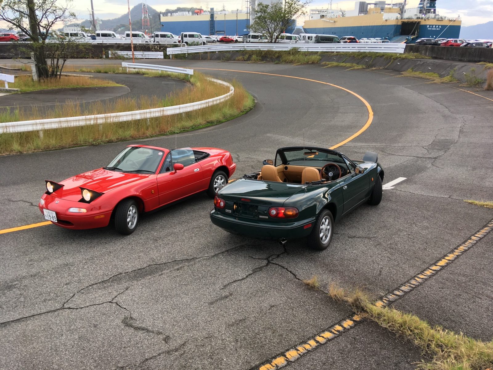 Conduire une vieille Mazda Miata neuve