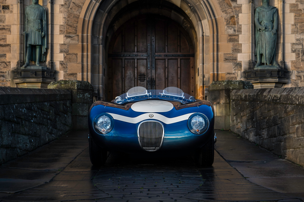 Une vieille Jaguar C Type toute neuve