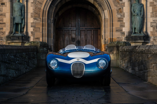 Une vieille Jaguar C Type toute neuve