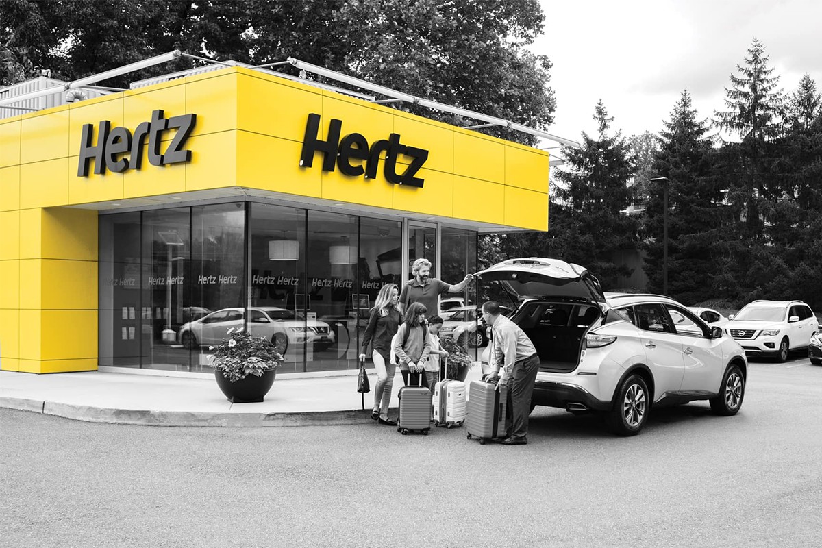 La société de location de voitures Hertz commande 100 000 Tesla