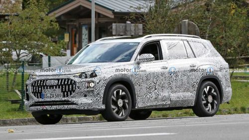 Un modèle Audi Q9 aperçu sur le circuit du Nürburgring