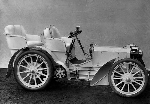 22 novembre 1900 : La première voiture portant le nom Mercedes voit le jour