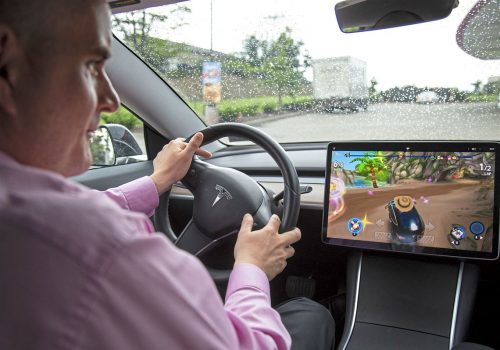 Jouer à des jeux vidéo en conduisant sa Tesla