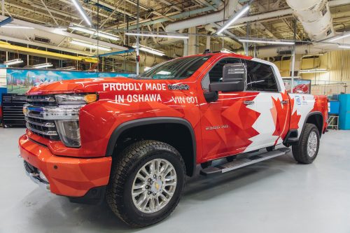 Un concessionnaire GM du Québec achète le premier Chevrolet Silverado sorti de l’usine d’Oshawa
