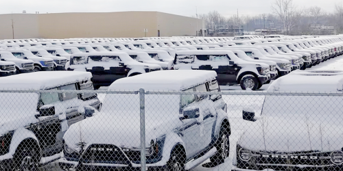 Les Ford Bronco s’empilent dans un stationnement du Michigan