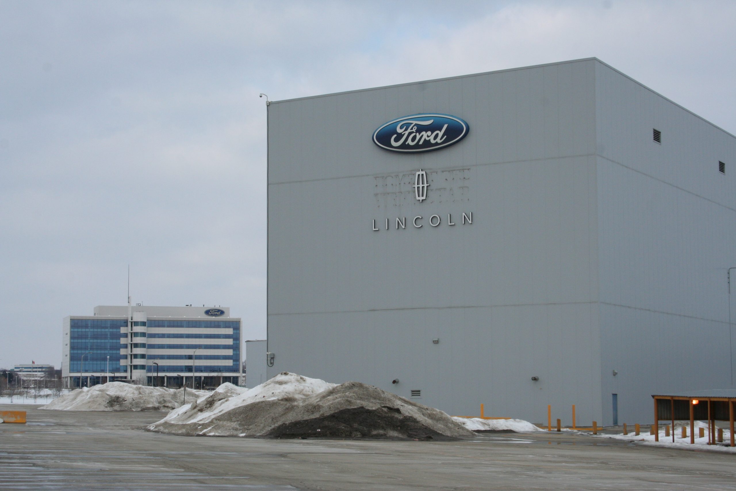 Ford va suspendre ou réduire la production dans huit de ses usines en raison d’une pénurie de puces électroniques