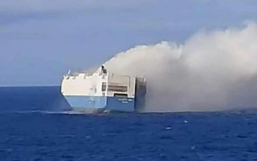 Un bateau de transport automobile du groupe Volkswagen en feu et à la dérive dans l’océan Atlantique