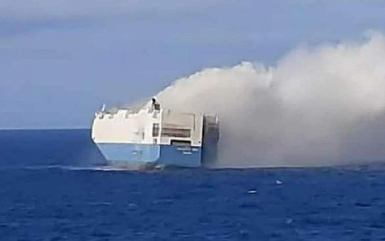 Un bateau de transport automobile du groupe Volkswagen en feu et à la dérive dans l’océan Atlantique