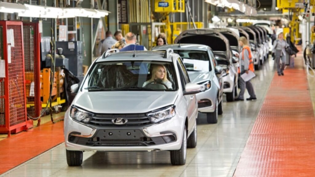 Les sanctions imposées à la Russie reculent l’industrie automobile de 25 ans