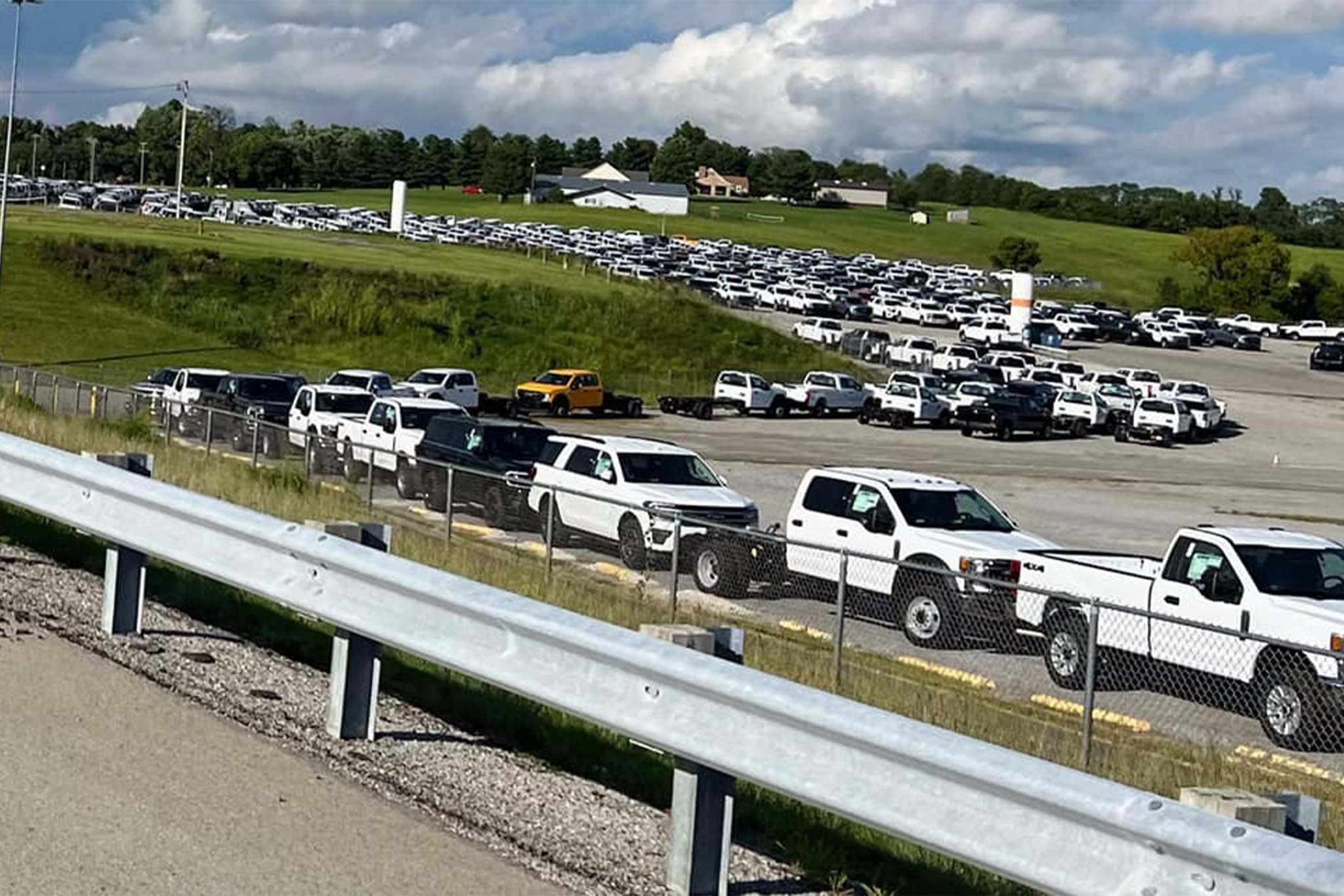 Des centaines de camions Ford inachevés sont entreposés au Kentucky Speedway.