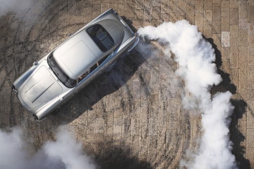 Une Aston Martin DB5 de James Bond récolte 4,4M$ à une vente aux enchères de Christie’s à Londres