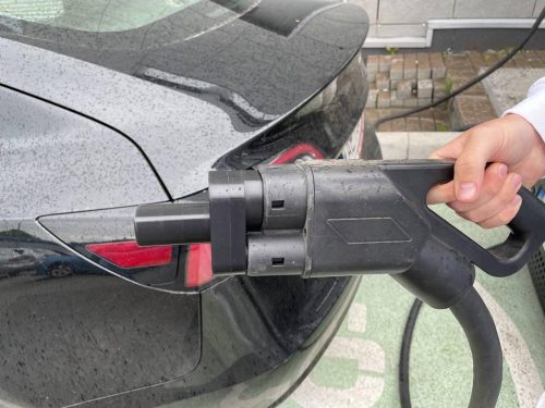 Un nouvel adaptateur de charge Tesla vous permet de vous recharger n’importe où