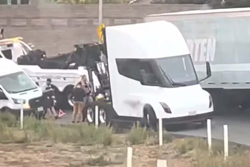 Un camion Tesla qui tombe en panne quelques semaines avant les premières livraisons