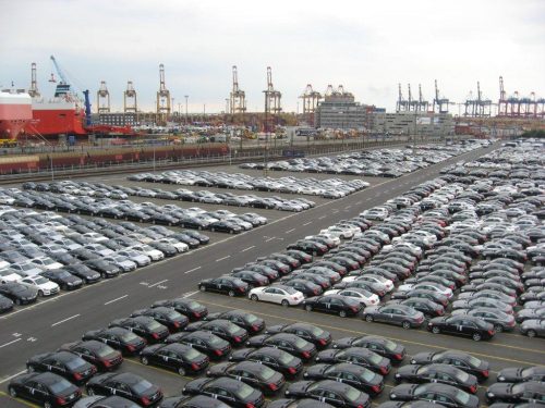 Les voitures neuves s’entassent dans les ports allemand, faute de bateaux