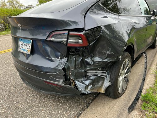 Les assureurs automobiles envoient des Tesla accidentés aux rebuts, car elles coûtent trop cher de réparations