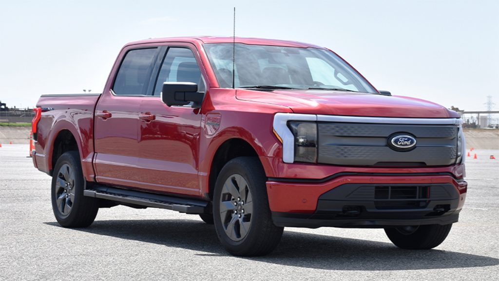 Ford interrompt la production et les livraisons du F-150 Lightning EV en raison de problèmes de batterie.