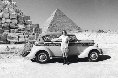 100 ans après la Canadienne Aloha Wanderwell, l’Étatsunienne Lexie Alford va faire le tour du monde en Ford