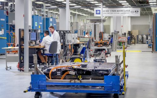 GM reçoit une aide gouvernementale de 300 millions de dollars pour son usine de matériaux pour batteries à Bécancour