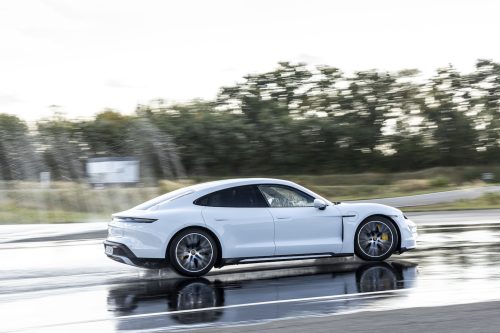 Porsche prépare une batterie capable d’une autonomie de 1 300 km qui se rechargera en 15 minutes.