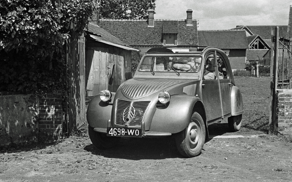 Double anniversaire pour la Citroën 2 CV : 75 ans en France et 70 ans au Canada