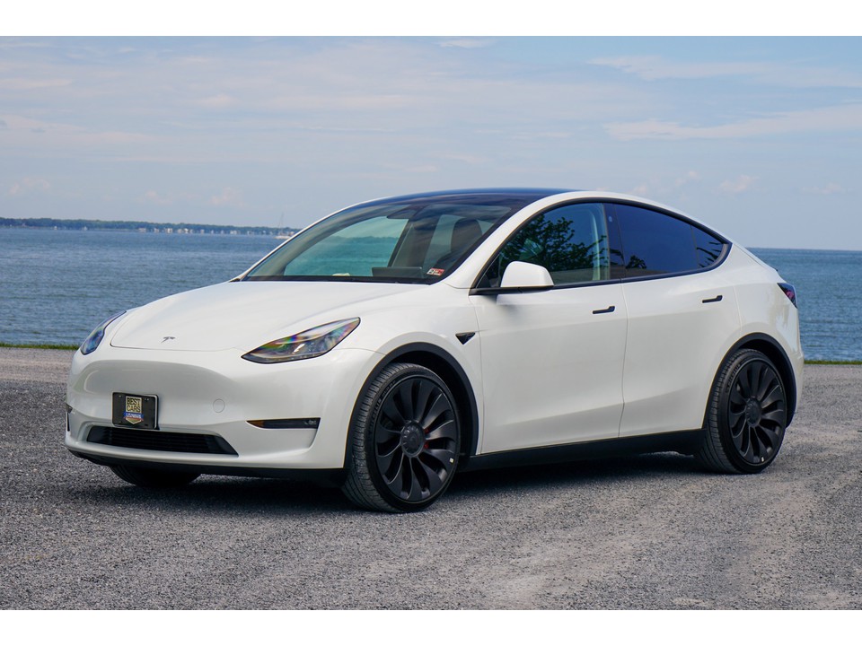 Tesla va hausser le salaire de ses travailleurs de 10 % à partir de janvier 2024