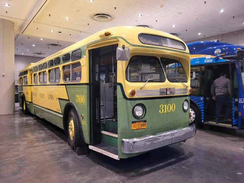 Un autobus GM de 1956 au Salon de l’auto de New York