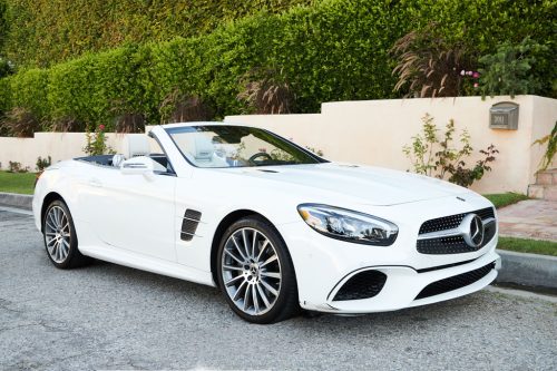 Un collectionneur s’offre la Mercedes-Benz 500SL de Raquel Welch