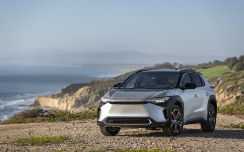 Pendant que les ventes électrifiées de Toyota augmentent, celles de Tesla baissent