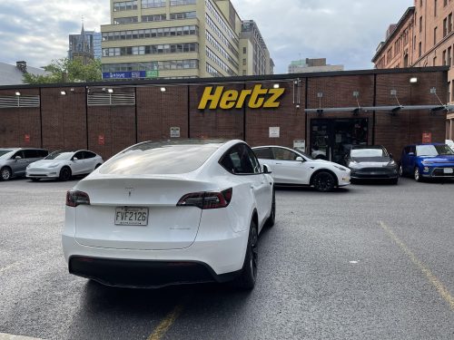 Hertz vend 20 000 véhicules électriques pour racheter des modèles à essence