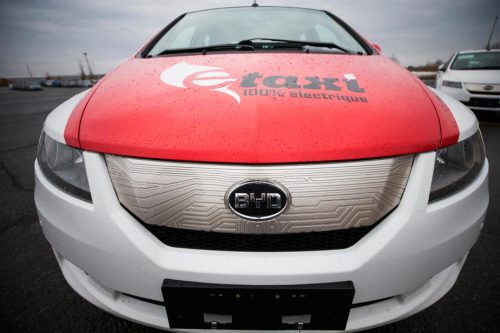 Le Canada envisage une surtaxe sur les véhicules électriques chinois
