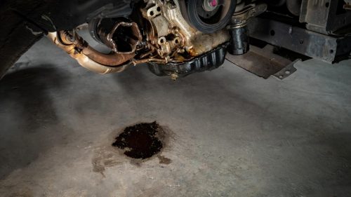 Fuite d’huile moteur entre la transmission et le moteur : un problème courant