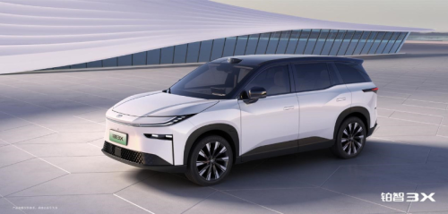 Toyota lance une voiture électrique avec système autonome avancé en Chine