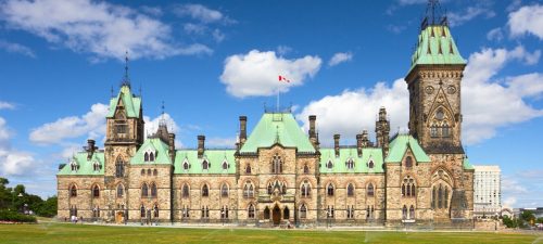 Une surtaxe canadienne de 21,25 % sur les véhicules américains importés