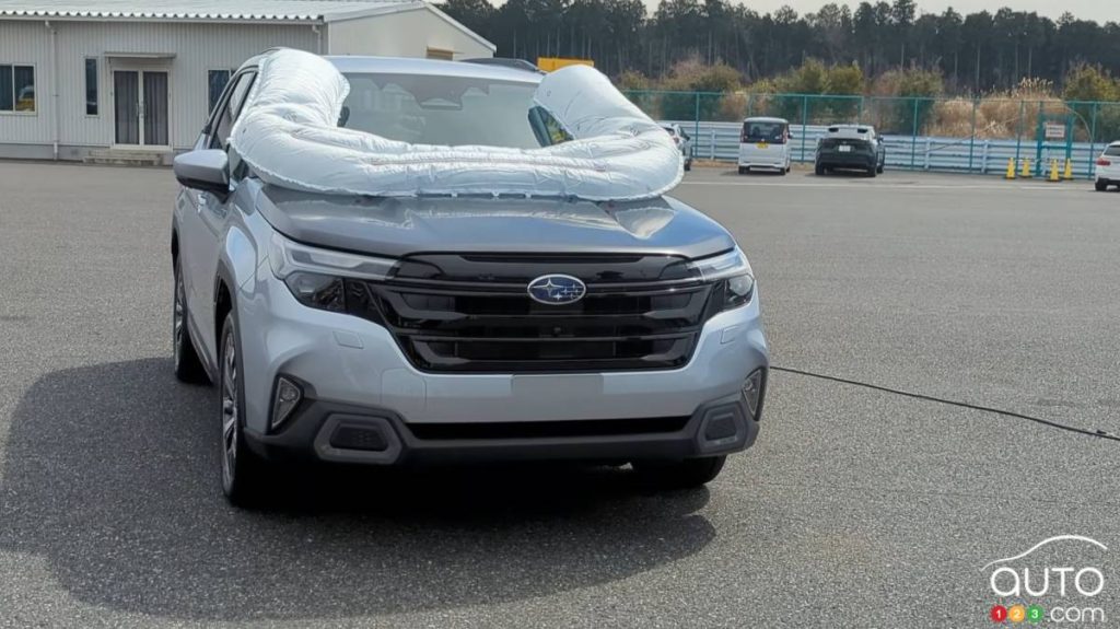 Le Subaru Forester 2025 proposé au Japon protège les cyclistes avec un coussin gonflable extérieur