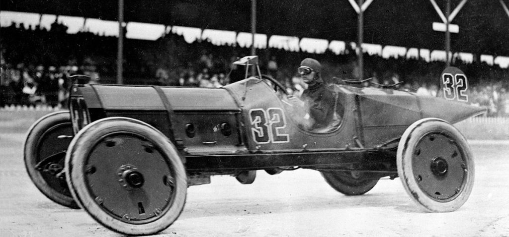 Ray Harroun et la Marmon Wasp remporte les 500 milles d’Indianapolis