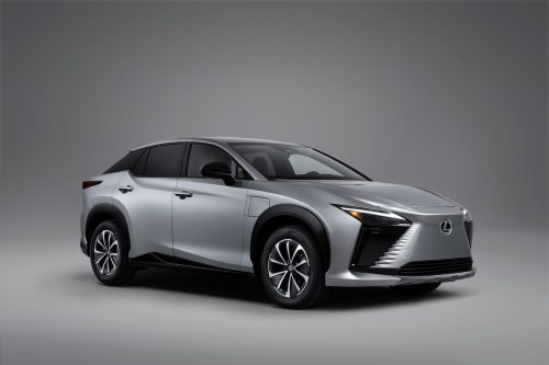 Le Lexus RZ 2026 débarque avec plus de puissance en Amérique, mais sans volant yoke
