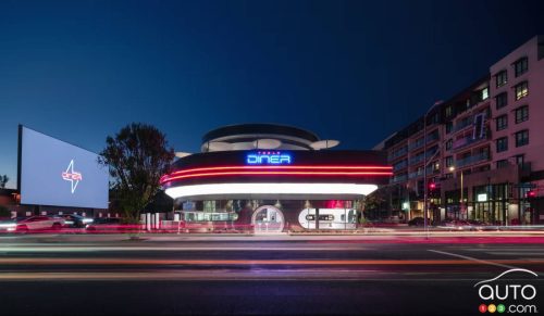 Tesla ouvre un resto rétro à Los Angeles : recharge rapide et bouffe rapide réunies