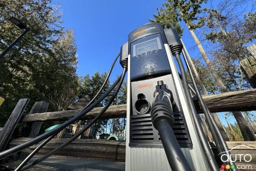 Le fédéral investit 22,7 millions pour des bornes de recharge en Colombie-Britannique