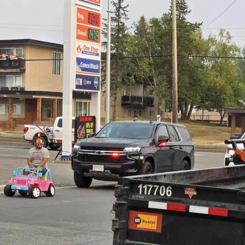 Un homme arrêté en Colombie-Britannique pour avoir conduit… un Jeep Barbie rose