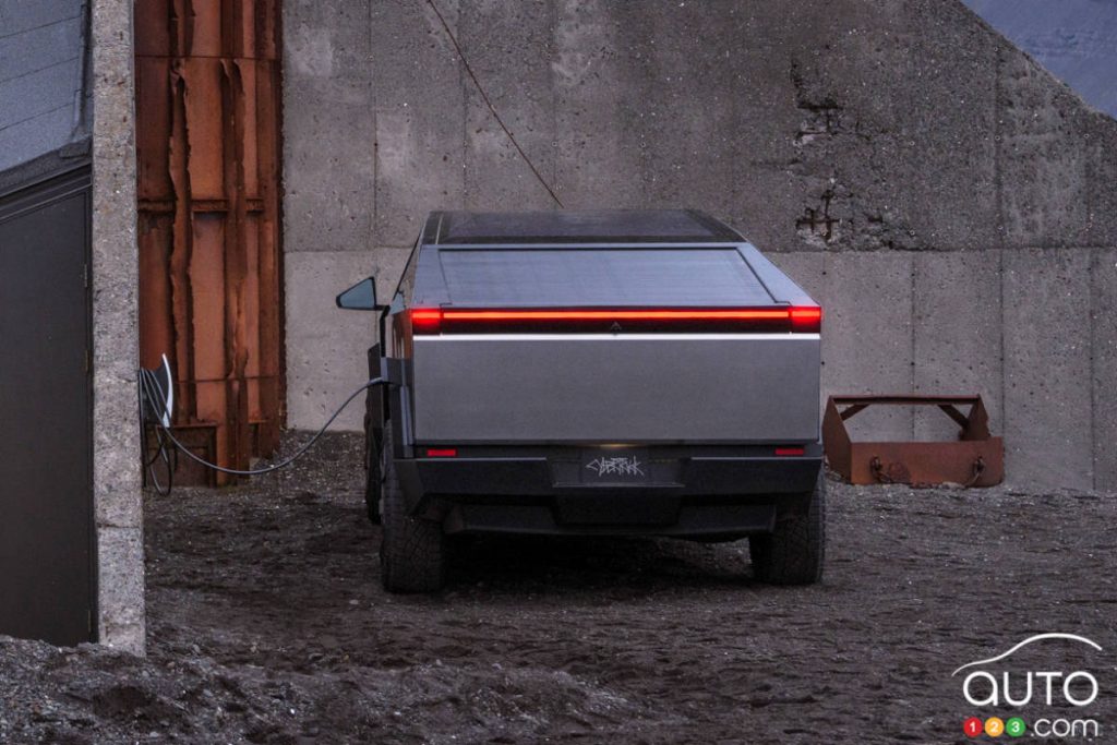 Tesla retire le Cybertruck de base alors que les ventes de camionnettes électriques stagnent