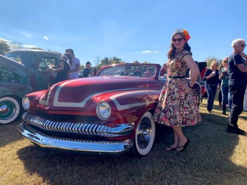 Les femmes et les voitures antiques