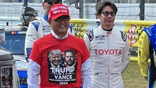 Akio Toyoda habillé en partisan MAGA à un événement NASCAR au Japon