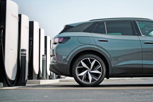 Recharger un VW ID.4 ou un ID. Buzz avec un Superchargeur Tesla est enfin possible