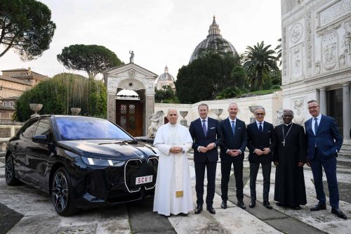 Le pape ajoute une BMW à sa collection
