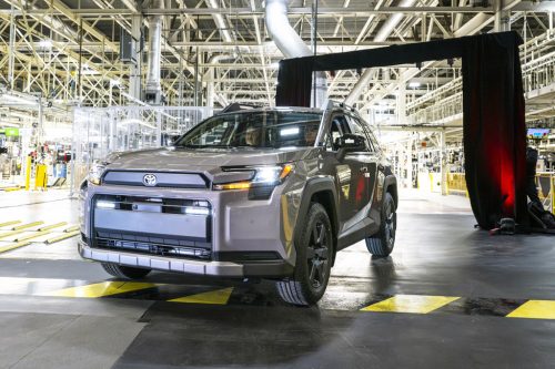Toyota assemble son premier RAV4 de 6e génération au Canada