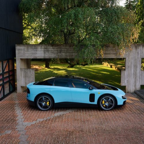 Ferrari dévoile sa première voiture électrique